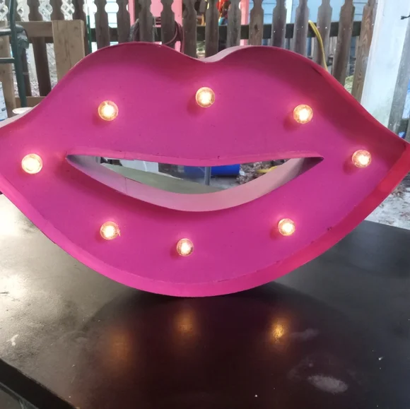 Light up Lips - Picture 1 of 6